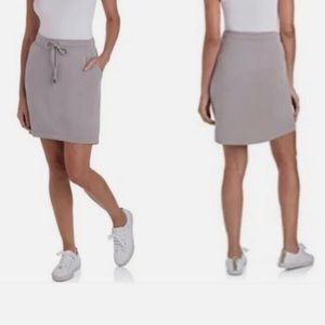 Cable & Gauge sport yummy fabric  skirt size XS with pockets in gray NWT